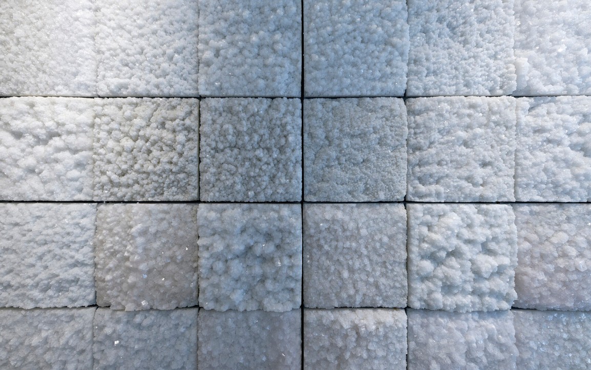 Wandgestaltung mit Salzblöcken im Kulturkonplex von Maja Hoffmanns Luma-Stiftung, Arles, Frankreich