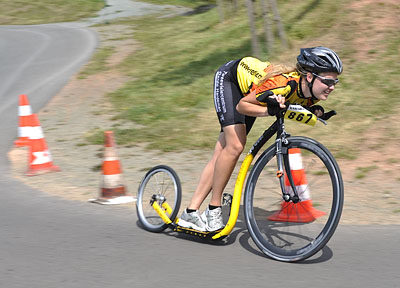 sportlich auf dem Tretroller