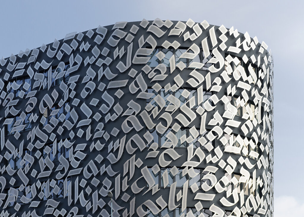 Fassade eines Bürogebäudes in Paris