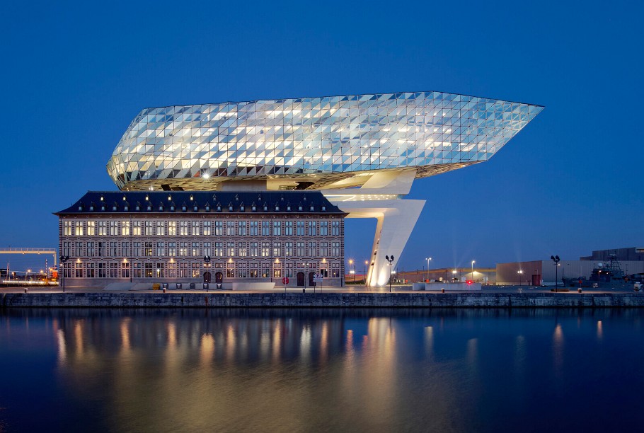 Havenhuis in Antwerpen, Belgien, Hafenamt in der ehemaligen Feuerwache im Hafen von Antwerpen Das Port House bzw. Havenhuis Umbau 2016 Architektin Zaha Hadid