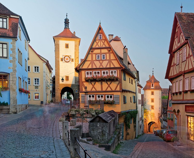 Rothenburg ob der Tauber, Das Wahrzeichen Plönlein in der historischen Altstadt mit schiefem Fachwerkhaus und Siebersturm