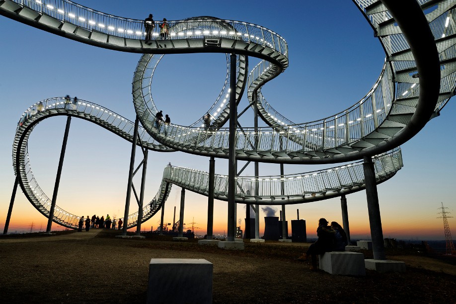 Tiger and Turtle Magic Mountain, Duisburg, Landmarke auf der Heinrich-Hildebrand-Höhe begehbare Großskulptur "Achterbahn"