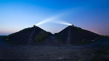 Abraumhalde vom Bergwerk Hugo/Ewald / Rungenberghalde mit Scheinwerfer, Pyramide mit eingeschalteten Scheinwerfern bei Nacht