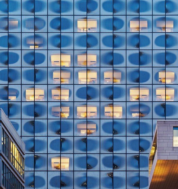 Fensterfassade des Hotels in der Elbphilharmonie Hamburg, Architekten Jacques Herzog, Pierre de Meuron